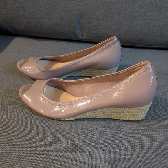 Tan Peep-Toe Heels with Classic Silhouette - Picture 4 of 9